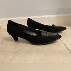Black low heel pumps